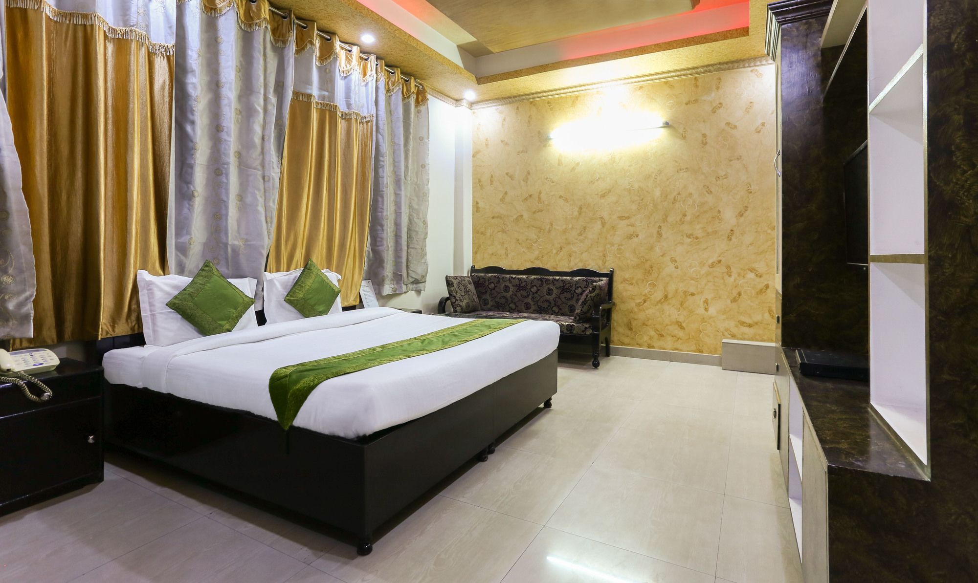 Treebo Trip Sswag 18 Expressway Hotel Noida Exterior foto